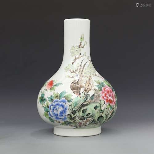 A Chinese Famille Rose Flower&Bird Pattern Porcelain Vase