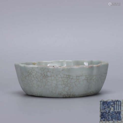 A Chinese Ge Kiln Porcelain Flower Mouth Washer