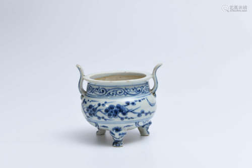 A Chinese Blue and White Floral Porcelain Three-legged Incense Burner