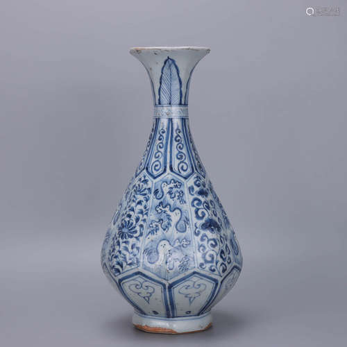 A Chinese Blue and White Floral Porcelain Vase