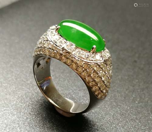 An 18K White Gold Glassy Jadeite Ring Embeded Diamond, Class A