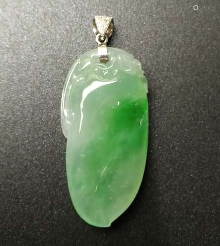 An 18K White Gold Icy Jadeite Pendant Embeded Diamond, Class A