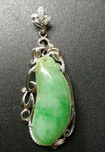 An 18K White Gold Waxy Jadeite Pendant Embeded Diamond, Class A