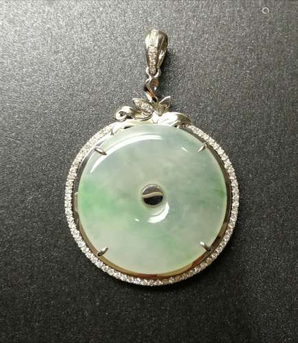 An 18K White Gold Icy Jadeite Pendant Embeded Diamond, Class A