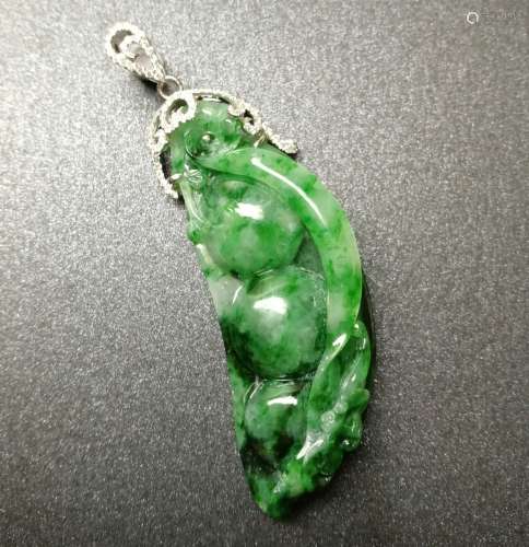 An 18K White Gold Waxy Jadeite Pendant Embeded Diamond, Class A