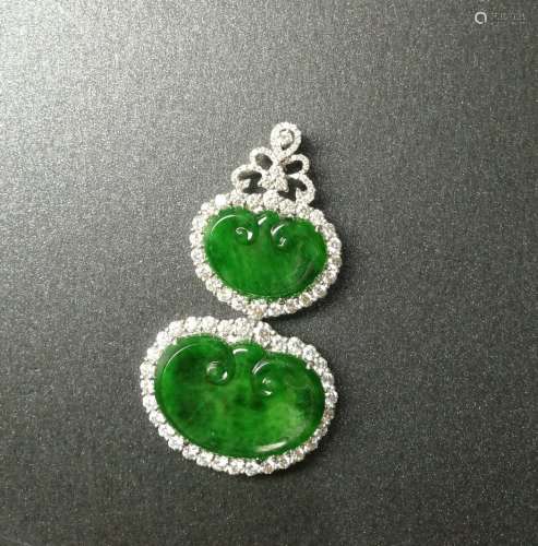 An 18K White Gold Jadeite Pendant Embeded Diamond, Class A