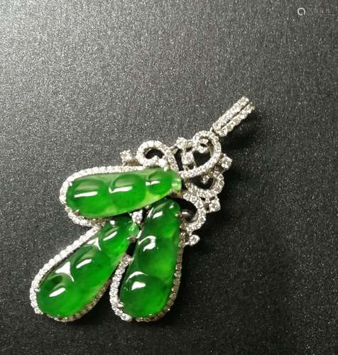 An 18K White Gold Icy Jadeite Pendant Embeded Diamond, Class A