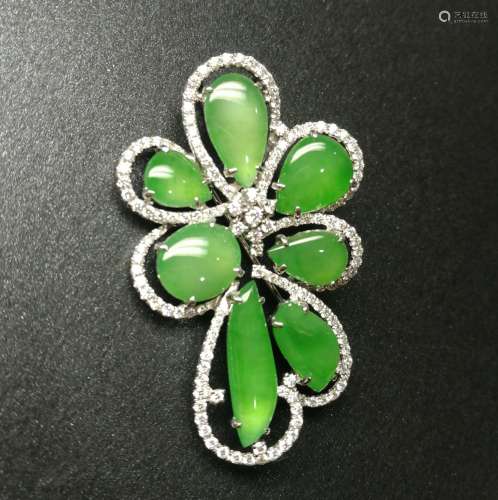 An 18K White Gold Glassy Jadeite Pendant Embeded Diamond, Class A