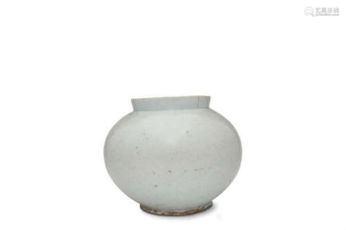 Two porcelain jars Joseon dynasty (1392-1897), 19th century