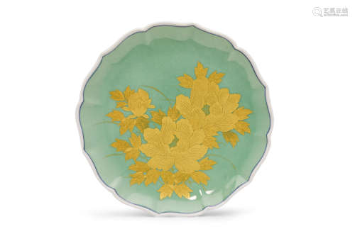 YOSHITA MINORI (1932-) A porcelain dish with gold-leaf decoration Showa (1926–1989) or Heisei (1989-2019) era, late 20th-early 21st century