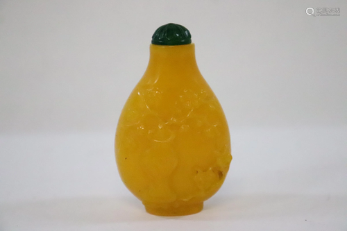 A fine Chinese yellow Peking glass snuff bottle