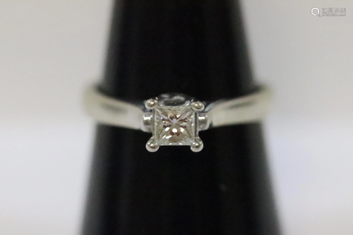 A fine 14K W/G diamond ring