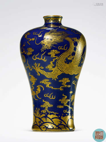 清乾隆 霁蓝釉描金龙纹梅瓶
