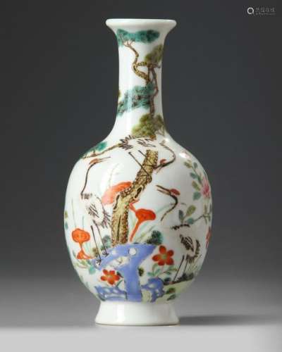 A CHINESE FAMILLE ROSE VASE, 19TH 20TH CENTURY