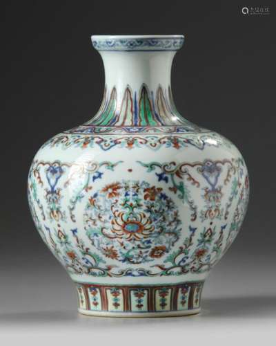 A CHINESE DOUCAI VASE, QING DYNASTY (1644 1911)