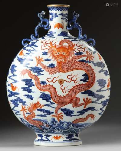 A LARGE CHINESE IRON RED DECORATED BLUE AND WHITE …