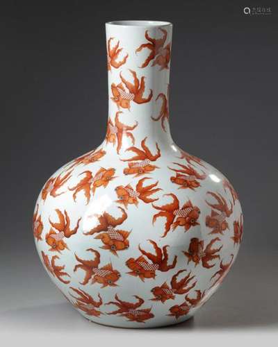 A LARGE CHINESE FAMILLE VERTE 'GOLDFISH' BOTTLE VA…