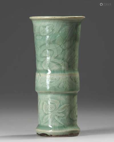 A SMALL CHINESE LONGQUAN CELADON GLAZED VASE