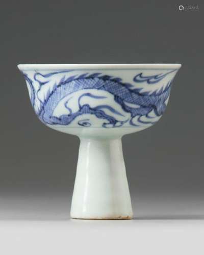 A CHINESE BLUE AND WHITE 'DRAGONS' STEM CUP