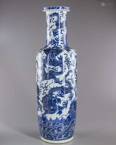 A LARGE CHINESE BLUE AND WHITE 'DRAGON' VASE