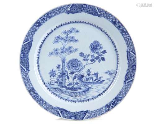 A LARGE CHINESE BLUE AND WHITE DISH, 18TH CENTURY