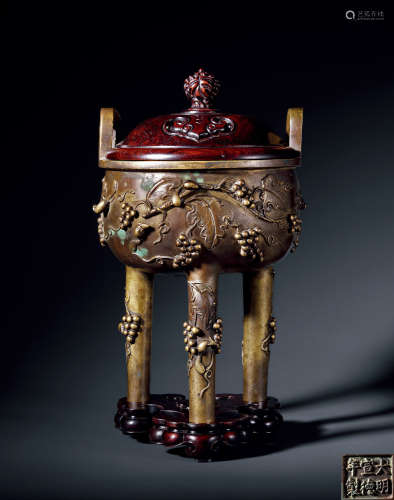 清早期 铜浮雕松鼠葡萄纹鼎式炉