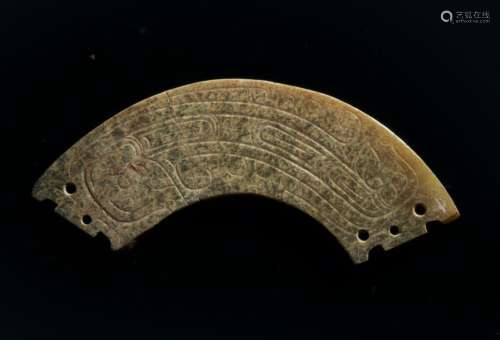 Pendentif huang en forme d’arc Chine. Période fin…