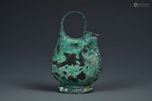 A BRONZE KETTLE SHANG DYNASTY