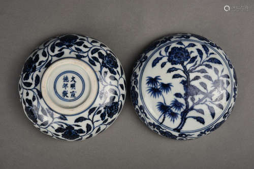 A BLUE AND WHITE CIRCULAR BOX MING DYNASTY