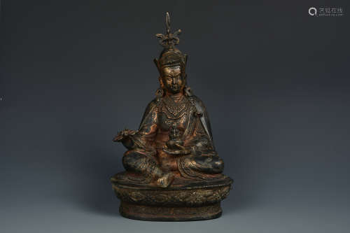 A BRONZE GILT SEATED FIGURE QING DYNASTY