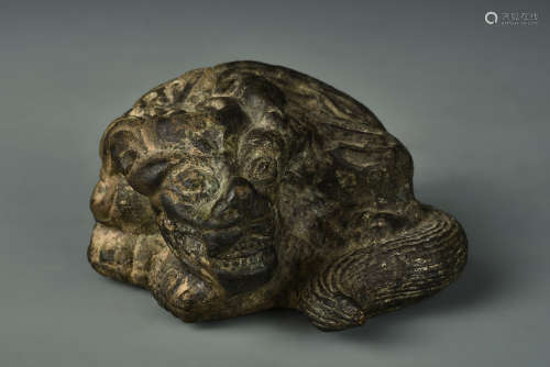 A BRONZE BEAST PAPER WEIGHT QING DYNASTY