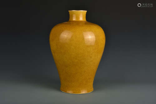 A YELLOW GLAZED MEIPING QING DYNASTY