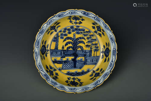 A YELLOW GROUND AND UNDERGLAZE BLUE DISH MING DYNASTY