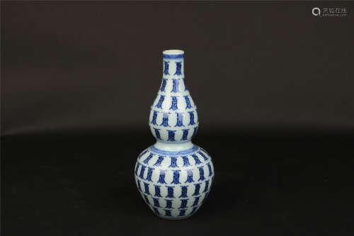 BLUE AND WHITE GOURD SHAPED VASE