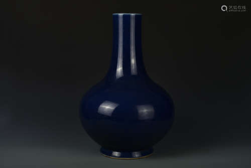 A BLUE AND WHITE VASE QING DYNASTY