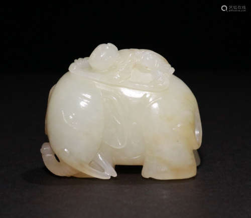 CHINESE CARVED HETIAN JADE ORNAMENT