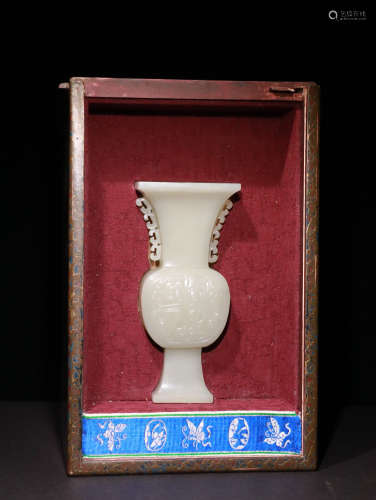 CHINESE CARVED HETIAN JADE VASE