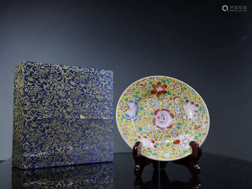 CHINESE YELLOW GROUND FAMILLE ROSE PLATE