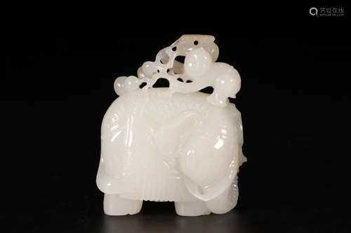 CHINESE CARVED HETIAN JADE ORNAMENT