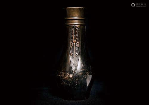 蝉翼纹铜瓶