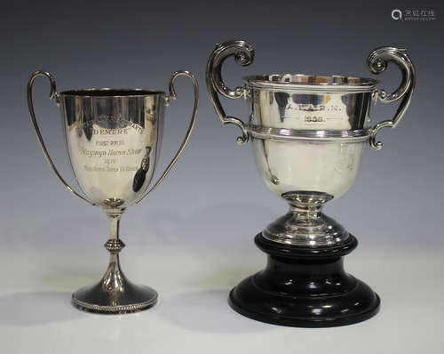 An Edwardian Irish silver two-handled trophy cup, the U-shaped body with horizontal girdle and