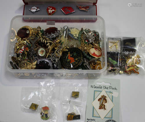 A group of silver jewellery, including brooches, pendants, neckchains and cufflinks, and a