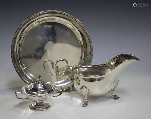 A George VI silver circular dish with foliate rim, Sheffield 1939 by Gladwin Ltd, diameter 18cm,