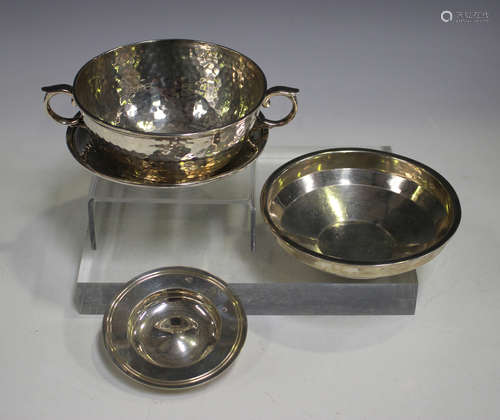 An Edwardian silver two-handled bowl and stand with hammered decoration, Birmingham 1906 by