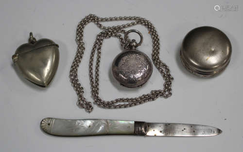 An Edwardian silver sovereign case, Birmingham 1904, with a silver neckchain, together with a silver