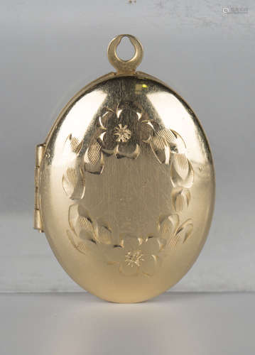 A gold oval pendant locket, the front with engraved decoration, detailed 'RVL 14K', length 2.5cm.