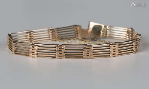 A gold gate link bracelet on a snap clasp, length 19.5cm.Buyer’s Premium 29.4% (including VAT @ 20%)