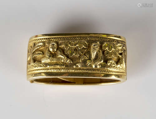 A Chinese gold hinged oval scarf clip, the front decorated with two seated figures in a garden