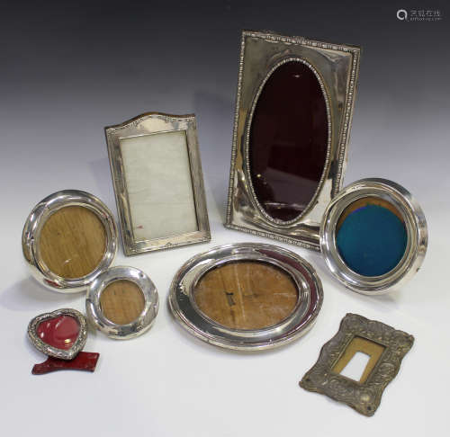 A George V silver mounted rectangular photograph frame with oval aperture and bead and reel borders,