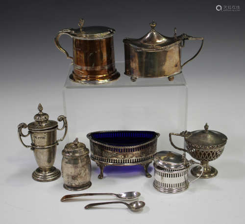 A George V silver mustard of cylindrical form with hinged lid, Birmingham 1923 by H & S, height 7.